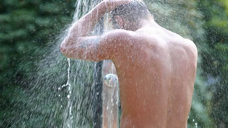 يساعد الاستحمام المتباين الرجل على البهجة ويزيد من الفاعلية